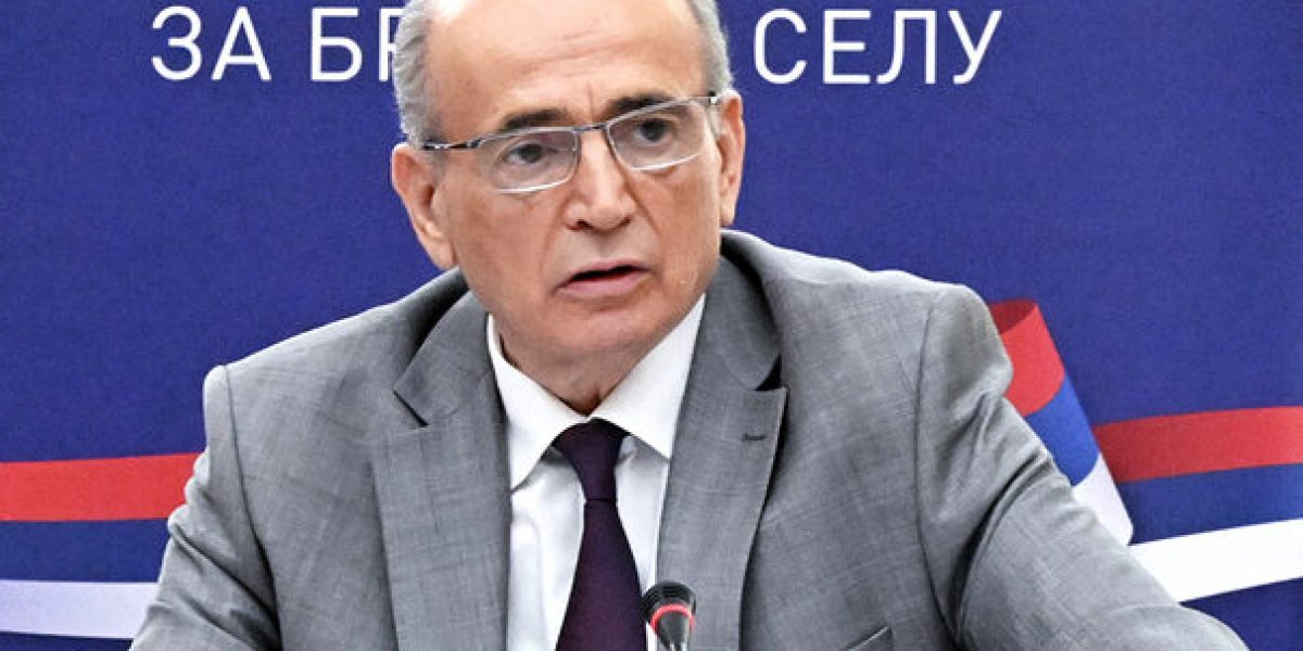 Beograd, 31. jula 2026.-Ministar za brigu o selu Milan Krkobabiæ potpisao je danas u Beogradu ugovore sa 25 gradova i optina kojima se opredeljuju sredstva u ukupnom iznosu od 78,5 miliona dinara za 37 dobrovoljnih vatrogasnih drutava u seoskim sredinama i istakao da se nada da æe sledeæe godine drava za dobrovoljna vatrogasna drutva izdvojiti pet do est puta veæa sredstva.Potpisivanju ugovora prisustvovali su potpredsednik Vlade i ministar unutranjih poslova Ivica Daèiæ, kao i naèelnik Sektora za vanredne situacije Luka Èauiæ, predstavnici Vatrogasnih saveza Srbije i Vojvodine, kao i predstavnici lokalnih samouprava i dobrovoljnih vatrogasnih drutava. FOTO TANJUG/ RADE PRELIÆ/ nr